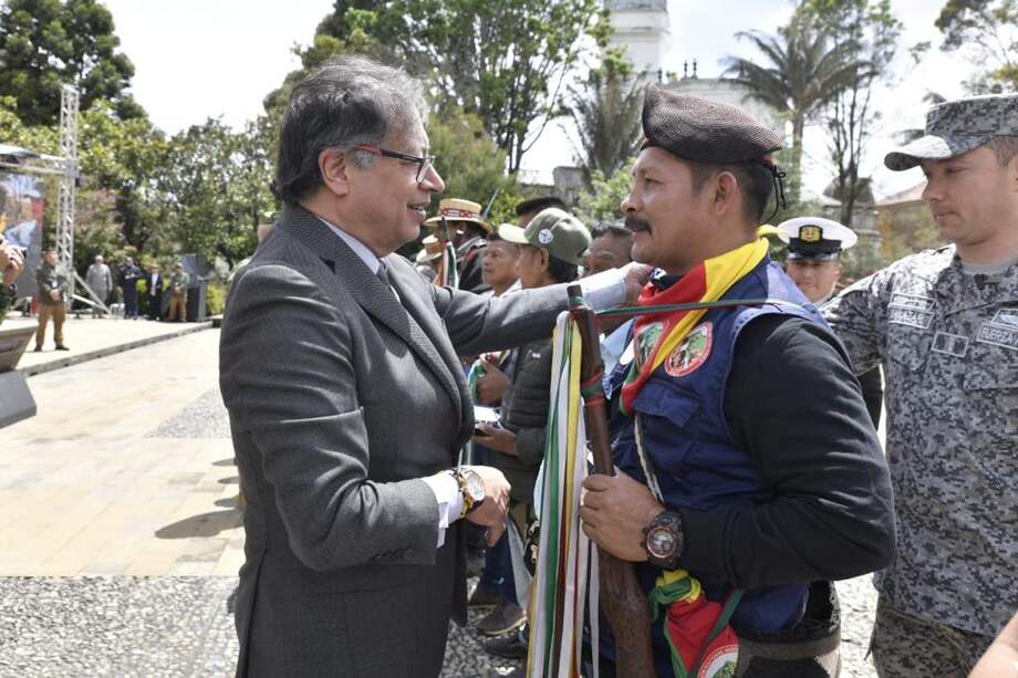 En la mañana de este lunes, el presidente Gustavo Petro condecoró a los militares e indígenas que participaron de la Operación Esperanza. También se conmemoró a Drugia, la madre de Wilson, el perro entrenado que desapareció en la búsqueda de los niños.