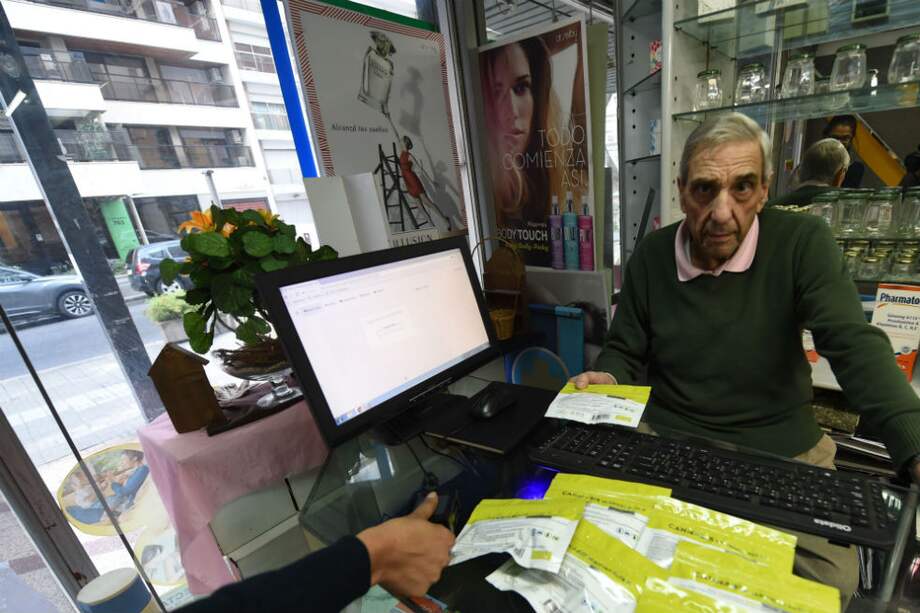 Enrique Curbelo vende marihuana desde hace un año en su farmacia en Montevideo. / AFP