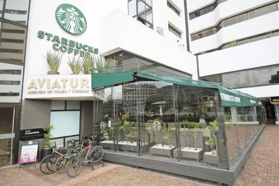 Fachada de la sucursal de Starbucks en el World Trade Center, en donde se presentó el incidente. /