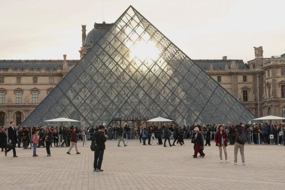 El miércoles pasado el museo del Louvre de París, el más visitado del mundo, abrió sus puertas de nuevo, tras el robo de joyas que sufrió el pasado 19 de octubre. Sin embargo, la Galería de Apolo, donde ocurrió el asalto, permanecerá cerrada hasta nuevo aviso.