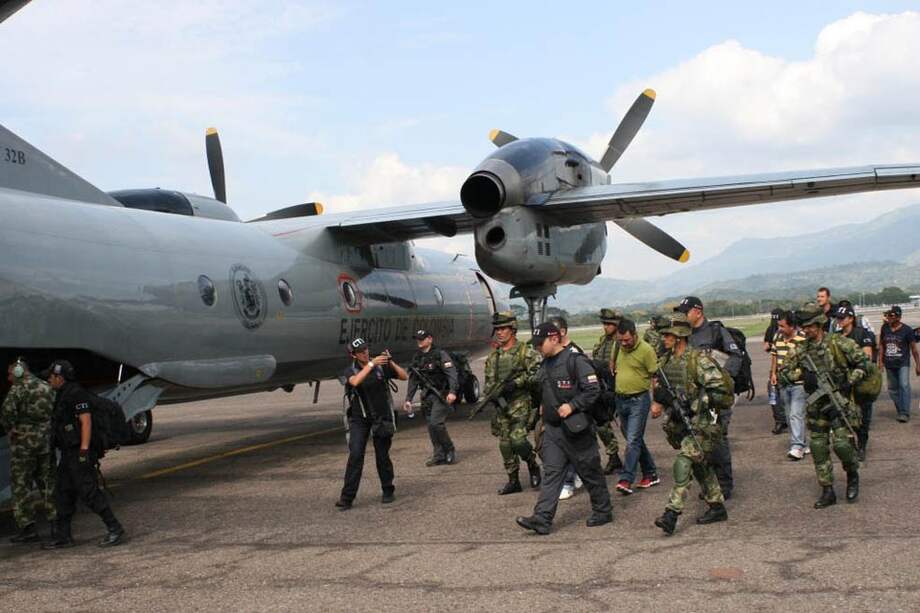 Los 13 procesados por la Fiscalía en momentos en que eran trasladados a Montería para la audiencia. / Fiscalía