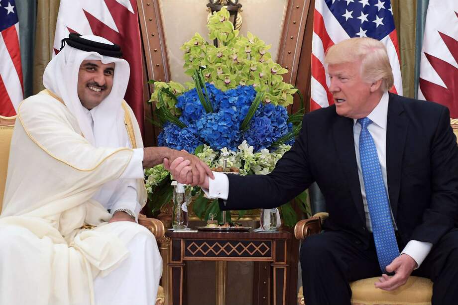 El presidente Donald Trump saluda al emir de Catar, Emir Sheikh Tamim Bin Hamad Al-Thani. / AFP