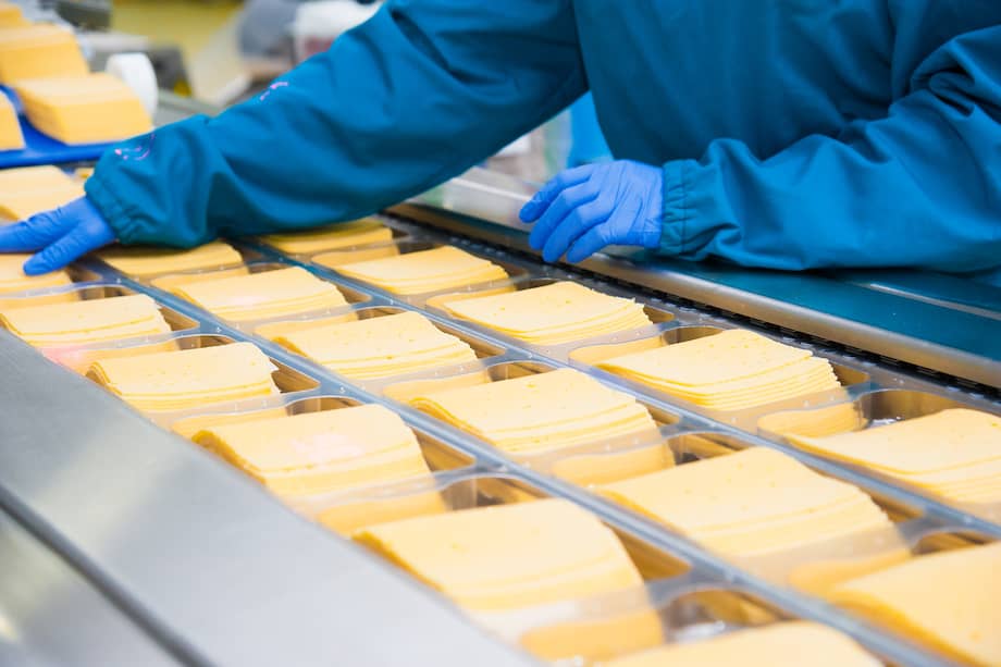 El queso puede aportar proteína láctea y calcio.