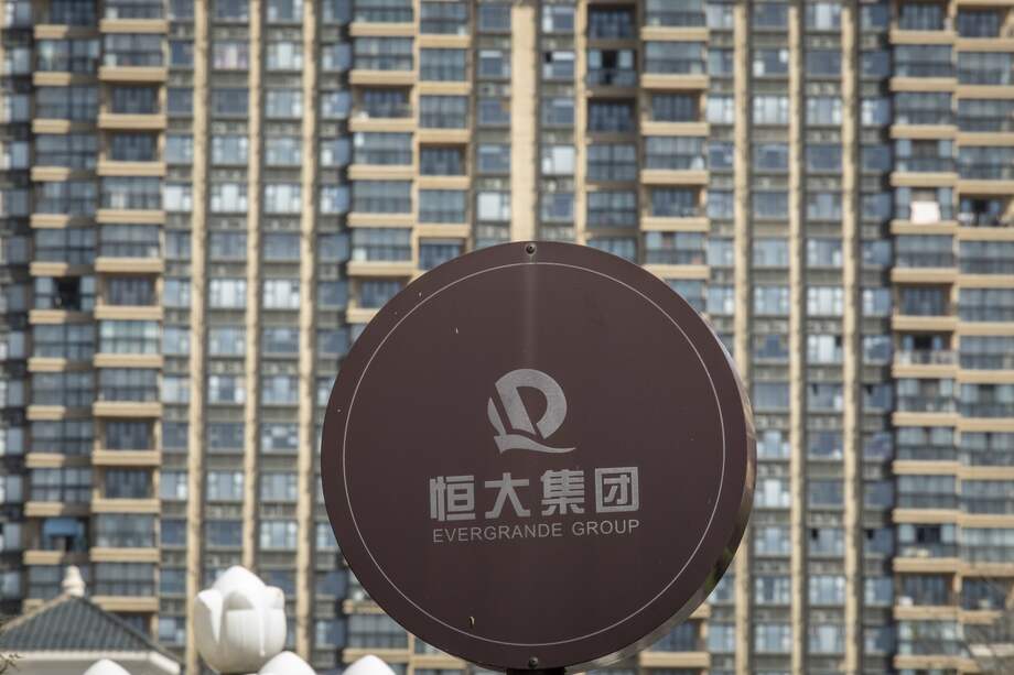 Fundado en los años 1990, Evergrande vivió un crecimiento frenético nutrido por un fuerte endeudamiento que ahora supera los 300.000 millones de dólares.