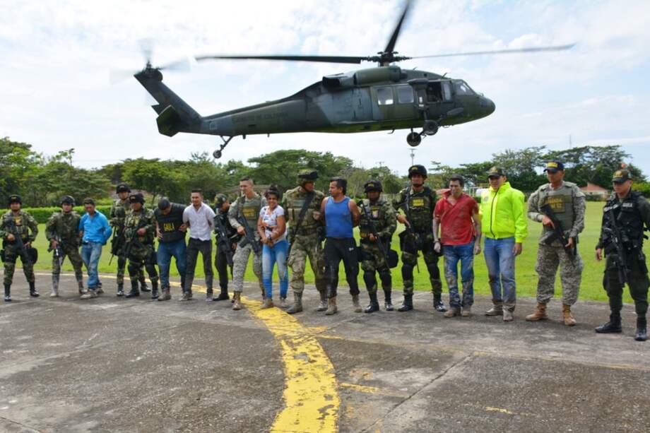 Alias "Walter" fue capturado junto con cinco personas más mientras transportaban armamento. / Cortesía Ejército.