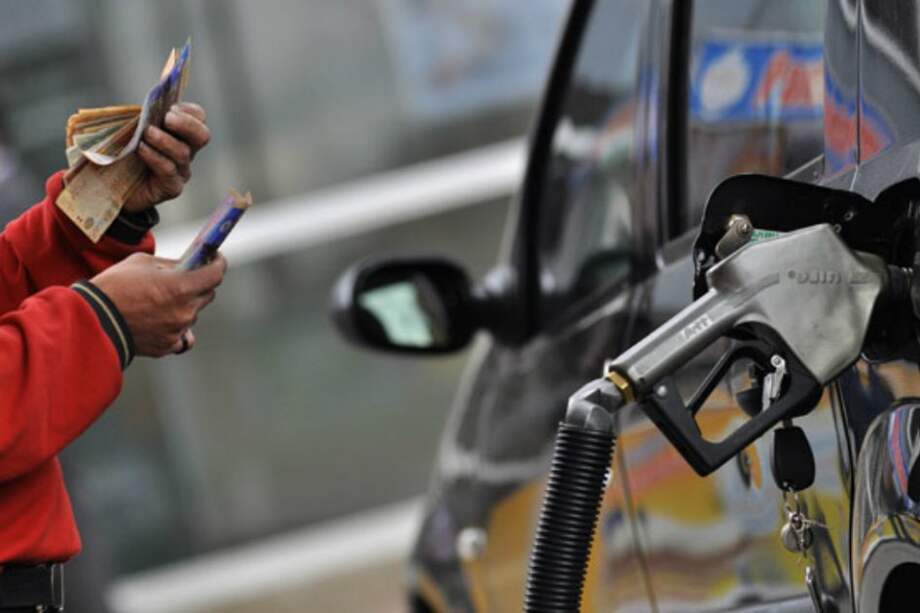 Dan últimos toques a nueva fórmula de precios de combustibles