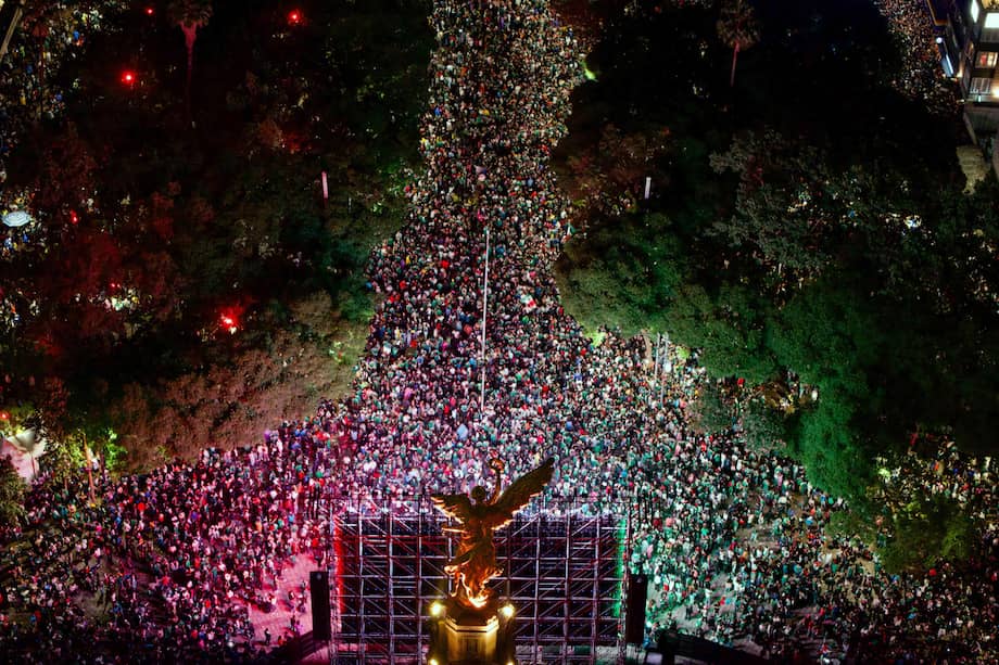 Fotografía aérea que muestra aficionados de México celebrando el triunfo ante Ecuador en el Ángel de la Independencia.