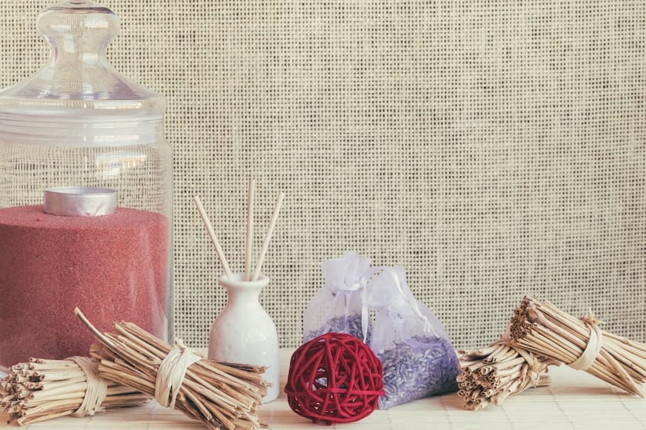 Los aromatizantes caseros son perfectos para darle otro aire a tu hogar y con estos que te traemos tu casa se percibirá como hotel de lujo.