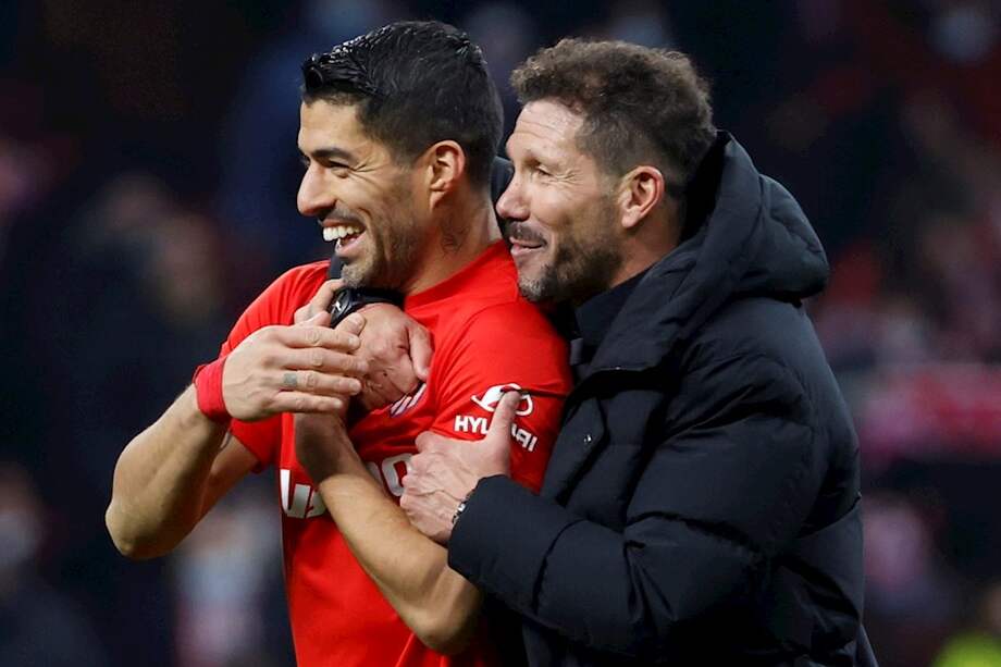 El delantero Luis Suárez y el técnico Diego Simeone celebran la 'resurrección' del Atlético.