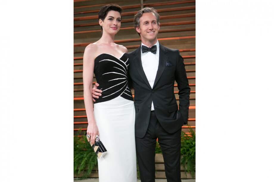 Anne Hathaway y Adam Shulman. / AFP