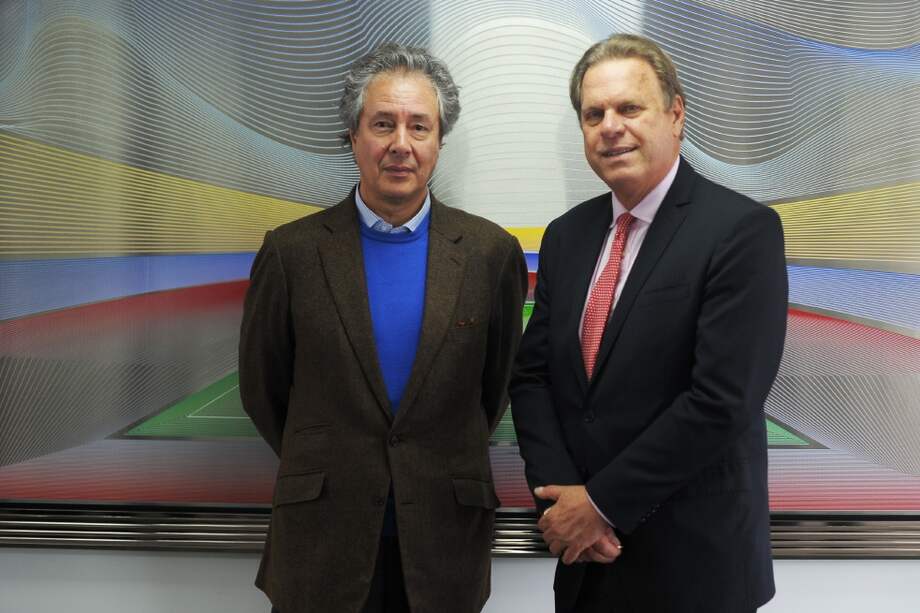 Gonzalo Córdoba (izq.) presidente de Caracol TV, y Ramón Jesurún, presidente de la Federación Colombiana de Fútbol. / Cristian Garavito - El Espectador