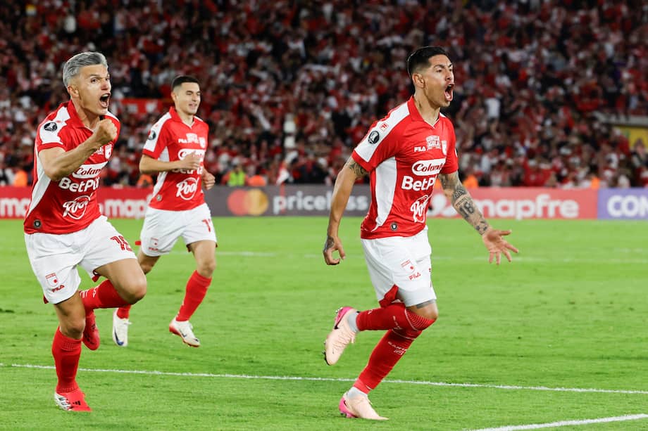 Emmanuel Olivera celebra el primer gol de Independiente Santa Fe en la fase de grupos de la Copa Libertadores 2026 contra Peñarol en el estadio El Campín de Bogotá, Colombia.