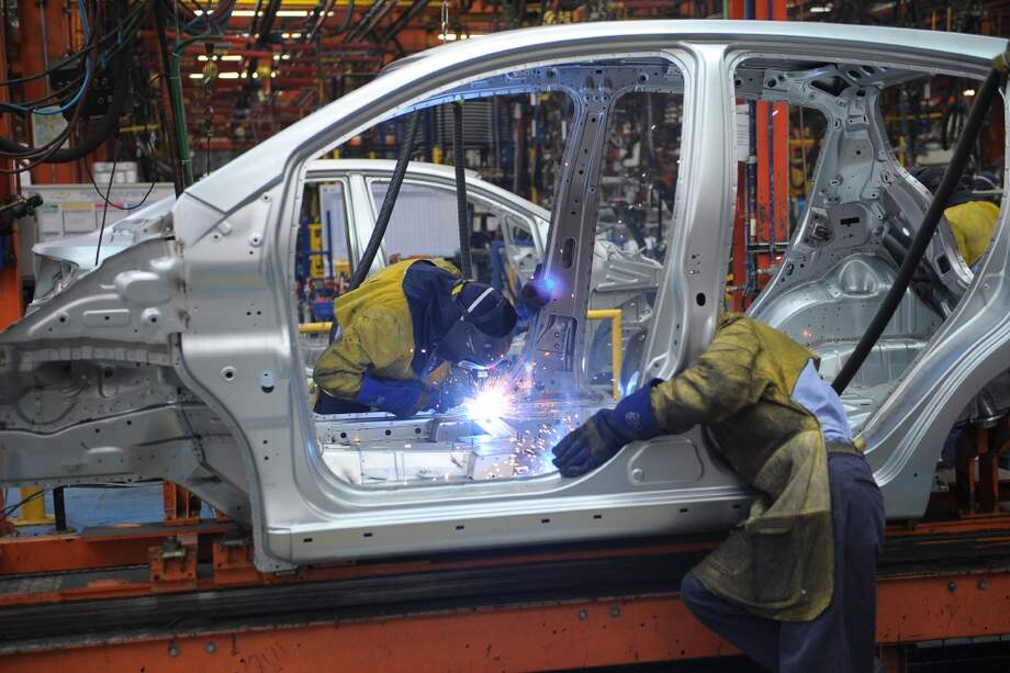 En el trimestre móvil septiembre - noviembre de 2016, las ramas que jalonaron la generación de empleo en el total nacional fueron: actividades empresariales, industria manufacturera y construcción. / Foto: Archivo