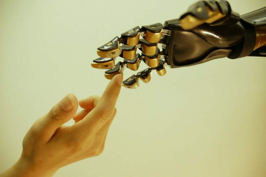 Fotografía de divulgación que muestra una mano robótica fabricada por científicos de la Universidad de Stanford (California) y cubierta por una especie de "piel" artificial. / EFE.