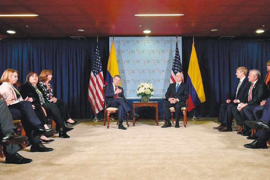 En el marco de la VIII Cumbre de las Américas, que se llevó a cabo en Perú en abril de 2018, el entonces presidente de Colombia, Juan Manuel Santos, tuvo un encuentro con el vicepresidente de EE. UU., Mike Pence (a la derecha). / Archivo Presidencia