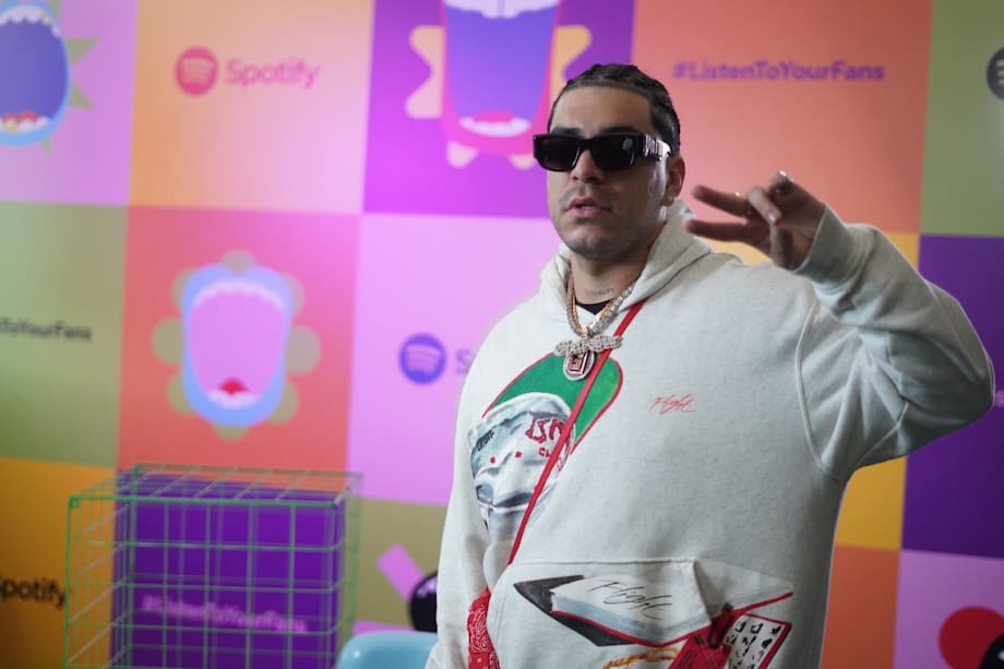 El artista de música urbana Ryan Castro, hizo su entrada magistral al recinto, interactuando con los fans mientras recorría el lugar con una taza de café.