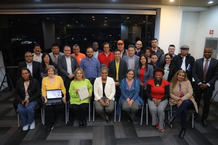 La firma del acta de acuerdo colectivo se dio a las 11:30 de la noche de este miércoles, 5 de julio.