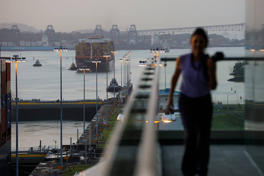 Un buque transita por las esclusas de Cocolí en el Canal de Panamá.