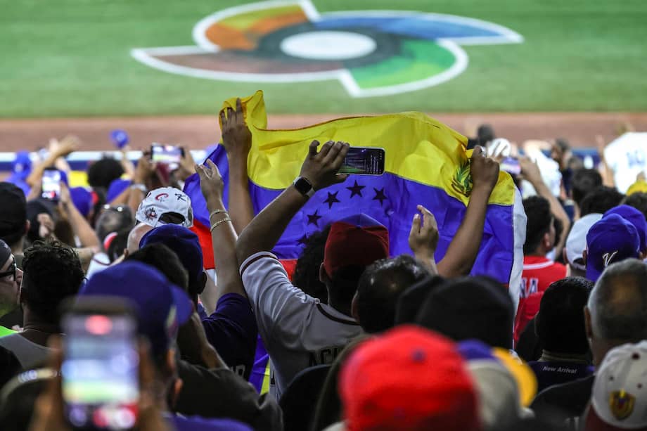 Venezolanos celebrando la victoria 4-2 sobre Italia en las semifinales del Clásico Mundial de Béisbol 2026.
