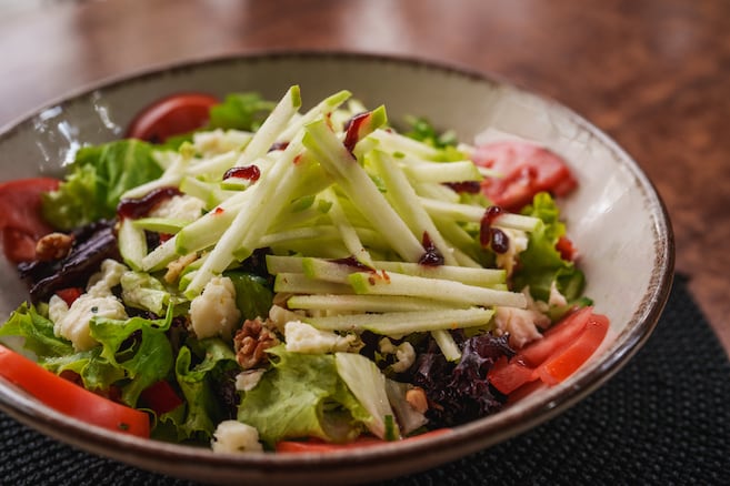 Así se hace una ensalada acevichada de manzana verde