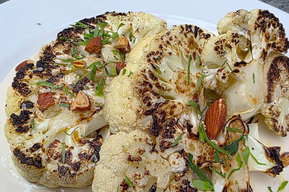 Esta coliflor asada con tahini conquistará paladares en un solo bocado.