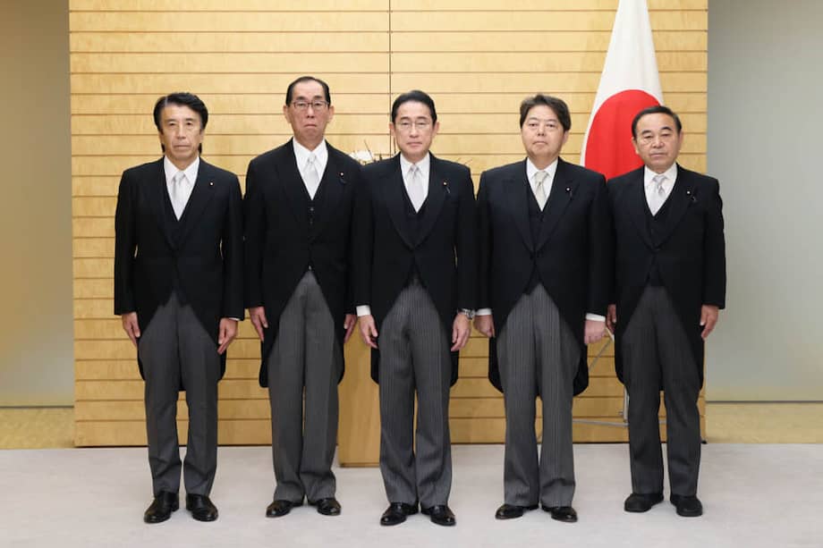 El primer ministro de Japón, Fumio Kishida, al centro, con los sustitutos de los cuatro ministros que renunciaron a causa de un escándalo de ocultación de ingresos que está siendo investigado.