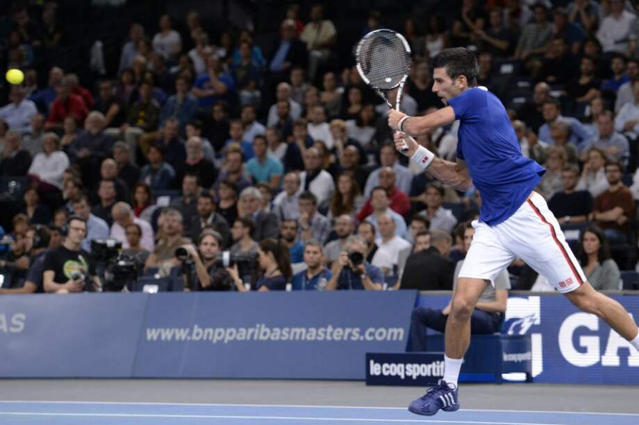 El serbio Novak Djkovic durante el partido semifinal del Masters 1000 de París. / AFP