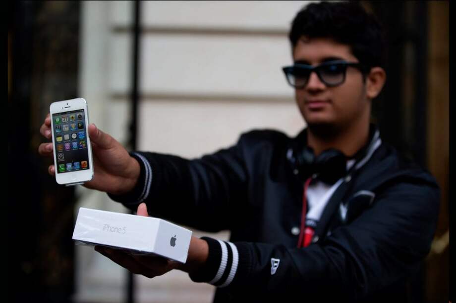 Anthony, el primer cliente en comprar un iPhone 5 en Francia. Foto: EFE