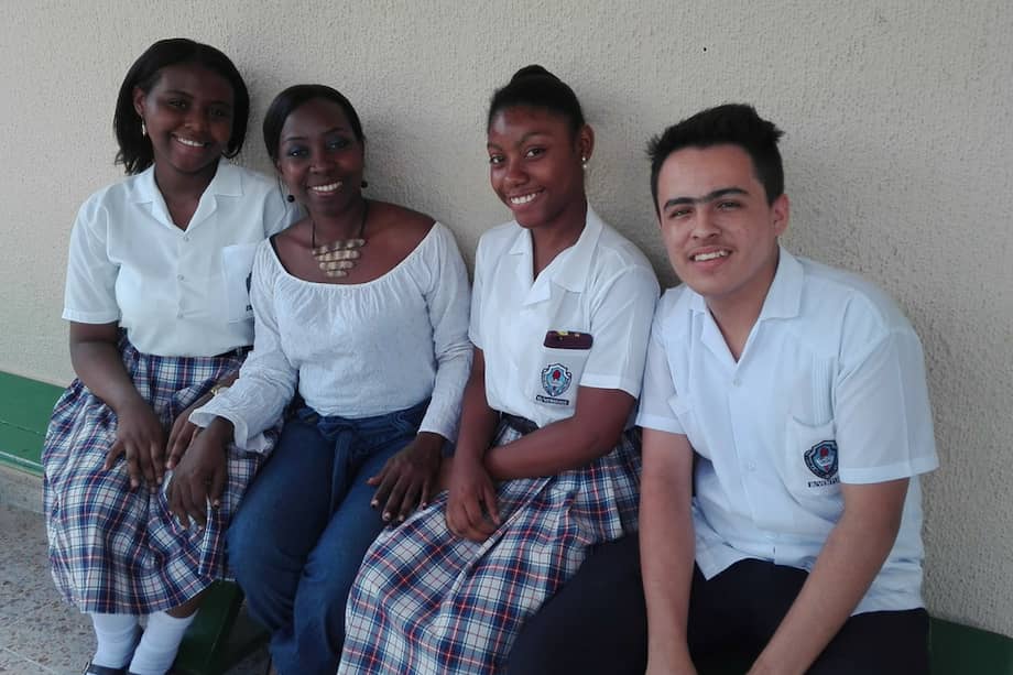 Mary Lili Caicedo Arroyo, reconocida por Computadores para Educar por apropiarse de las TIC para la enseñanza del inglés, acompañada por sus estudiantes.
/ Lucy Lorena Libreros - Periodista Cultural