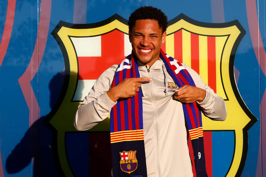 El delantero brasileño Vitor Roque, posa con el escudo del FC Barcelona en las oficinas del club, tras su llegada este miércoles a la ciudad condal donde afirmó que "siempre fue un sueño desde pequeño" jugar en el Barcelona, con el que realizará su primera entrenamiento este viernes.
