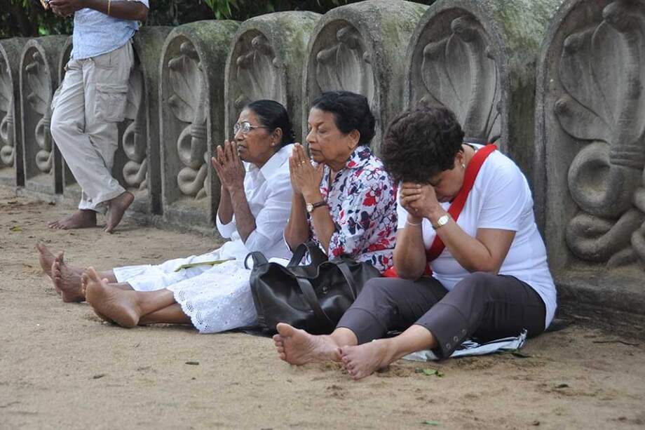 Tres mujeres oran en un templo budista de la ciudad de Colombo, capital de Sri Lanka. / Fotos: Víctor de Currea-Lugo