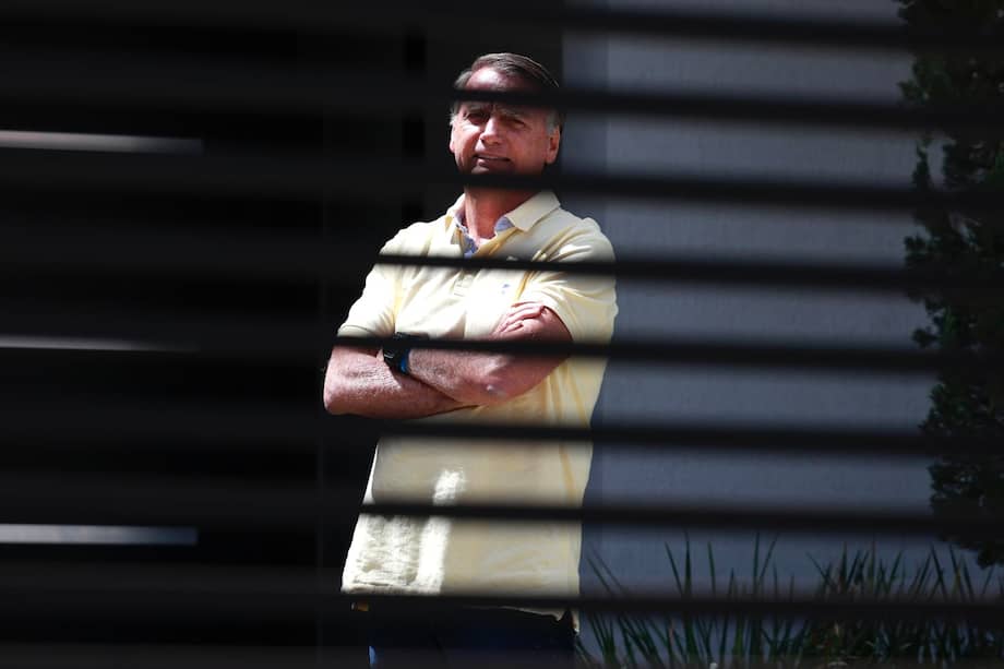 El expresidente de Brasil, Jair Bolsonaro, camina al interior de su residencia en Brasilia (Brasil).