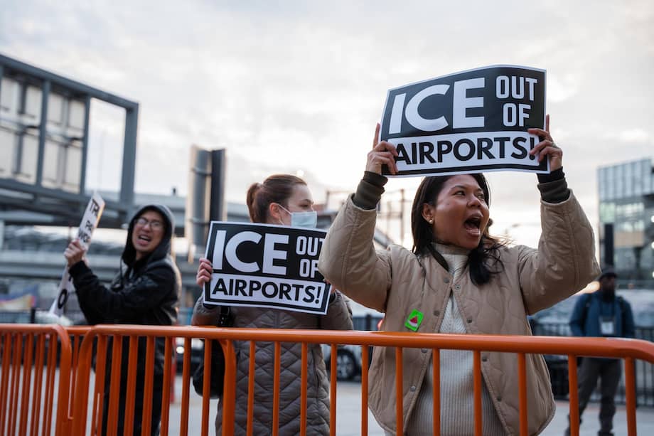 Varias personas portan pancartas frente a la Terminal 4 del Aeropuerto John F. Kennedy durante una protesta contra los agentes del Servicio de Inmigración y Control de Aduanas (ICE).