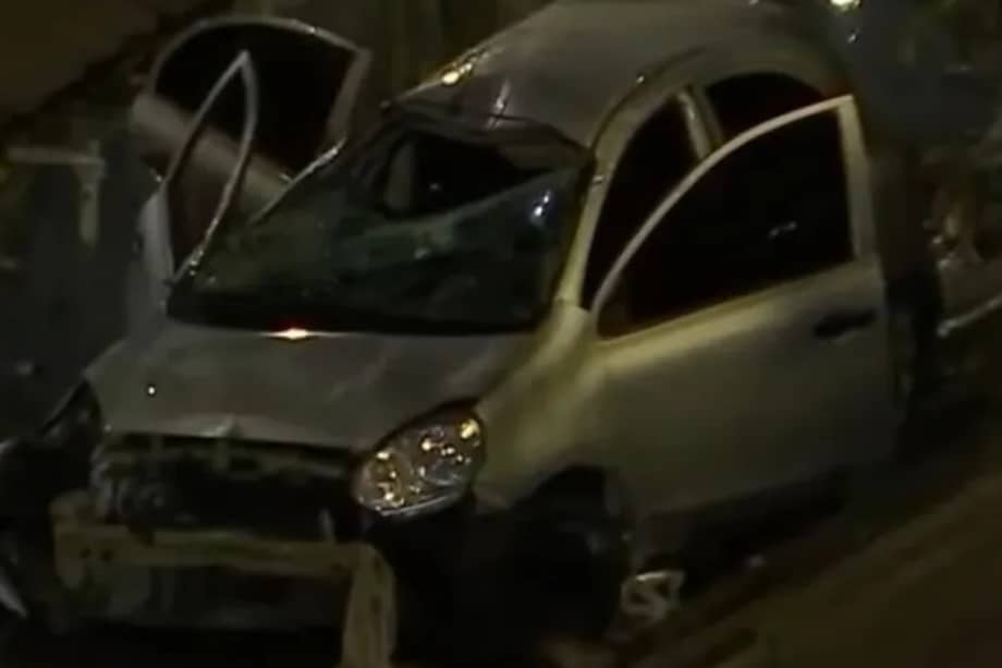 El vehículo terminó dentro de un caño tras una persecución policial en Puente Aranda.