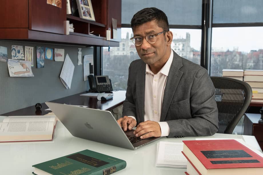 Aziz Huq es autor del libro “El colapso de los recursos constitucionales” (Oxford University Press, 2021).