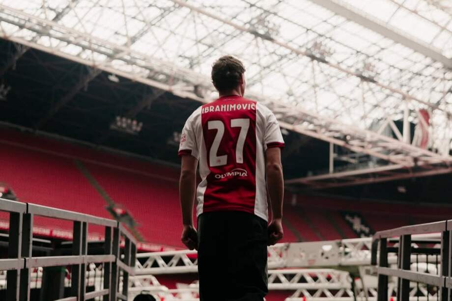 A los 19 años, Maximilian Ibrahimović llega al Ajax a préstamo desde el AC Milan, el mismo club donde su padre comenzó a construir su leyenda.