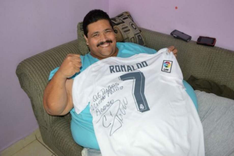 El jugador del Real Madrid, Cristiano Ronaldo, le obsequió al mexicano su camiseta con la leyenda "Que tengas mucho ánimo, abrazos" luego de que se sometiera a una cirugía el pasado 28 de octubre. / Archivo EFE