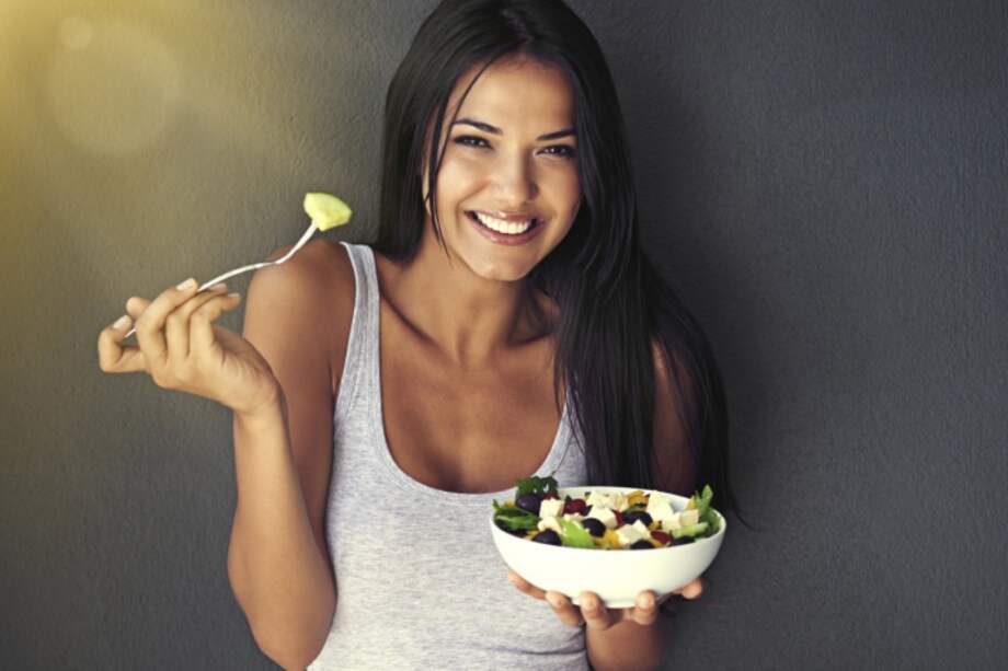 Mujer comiendo ensalada