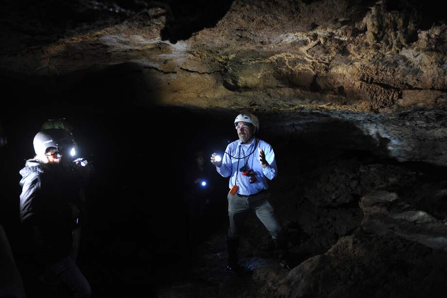Evaristo Villamil es el guía de la cueva Furatena, un lugar que, dicen, tiene poderes sanadores. / Gustavo Torrijos
