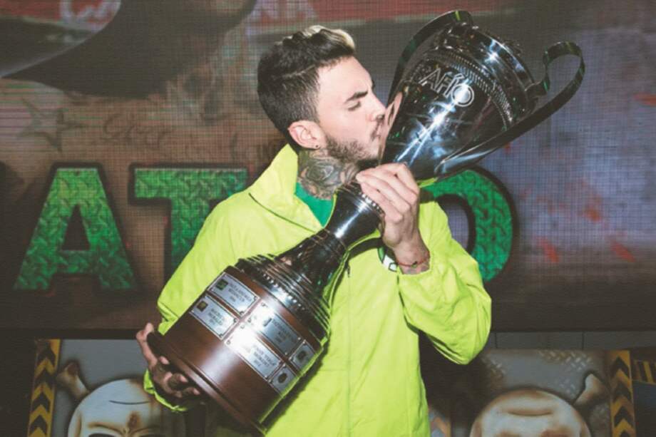 Mateo Carvajal expresa su emoción al recibir el trofeo como ganador del “Desafío Superhumanos”. / Cortesía Caracol TV