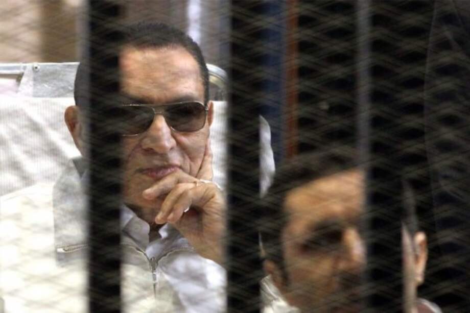 Mubarak sale de prisión en libertad provisional