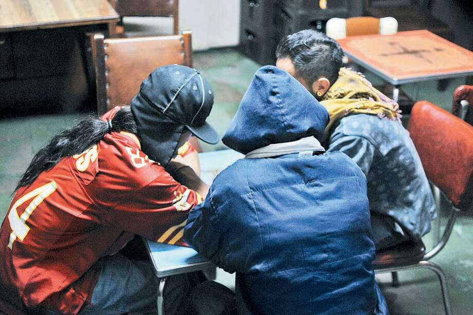 Tres líderes de barrios populares, que pidieron reserva de su identidad, accedieron a contar las realidades de violencia que viven los jóvenes en la capital y a opinar sobre el último convenio del Distrito. / Cristian Garavito