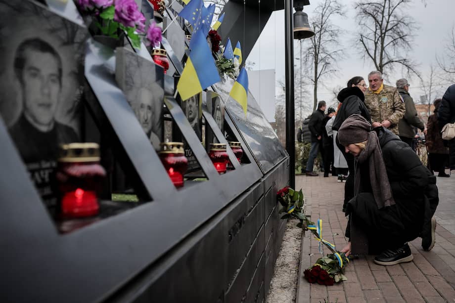 Visitantes en el monumento conmemorativo de Heavenly Hundred, para las personas asesinadas durante la Revolución Euromaidan en Kiev, Ucrania, 21 de noviembre de 2023.