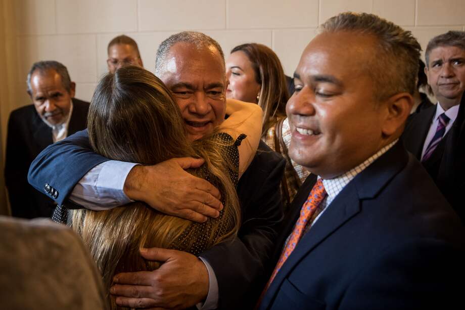 Elvis Amoroso se retira del Hemiciclo de Sesiones del Palacio Federal Legislativo de la Asamblea Nacional en Caracas, Venezuela, después de que el Parlamento decidiera que el nuevo Consejo Nacional Electoral tiene mayoría oficialista.