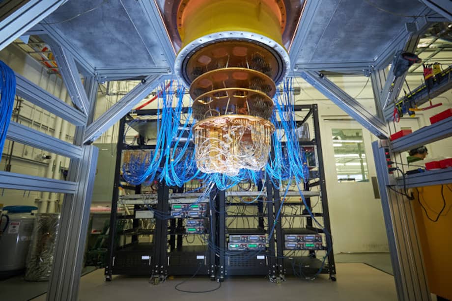 El procesador Sycamore de Google montado en un criostato, utilizado recientemente para demostrar la supremacía cuántica y la simulación de química cuántica más grande en una computadora cuántica. / Rocco Ceselin