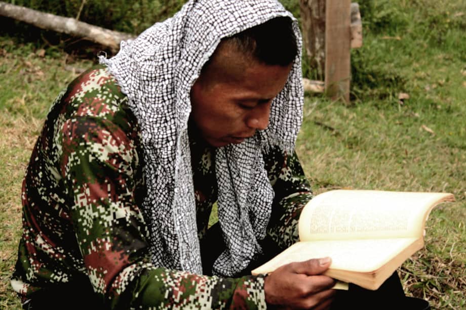 Guerrilleros de las FARC compartieron 27 cartas escritas en hojas de cuaderno, con una caligrafía escolar y lapiceros de distintos colores. / Cortesía