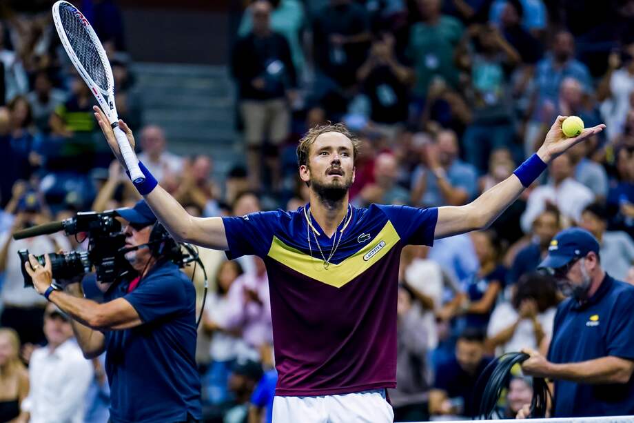 El ruso Daniil Medvedev, número tres del mundo, venció al español Carlos Alcaraz, en la semifinal del Abierto de tenis de los Estados Unidos, en Nueva York. EFE/EPA/WILL OLIVER