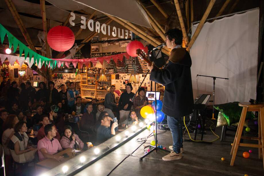 Juandas, creador y anfitrión del Micro Abierto Demente en el espacio cultural A Seis Manos.