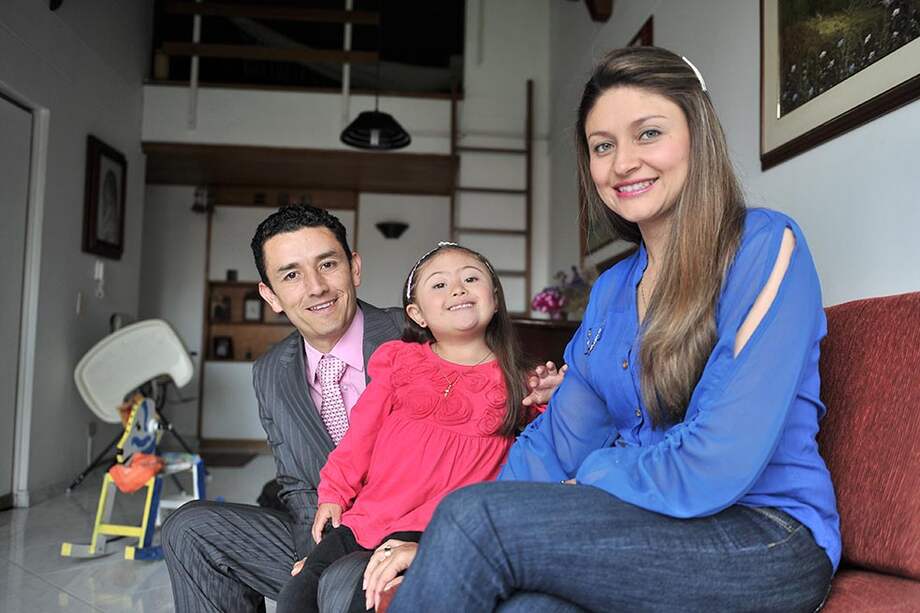 Alirio Galvis y Astrid Pérez junto a su hija, María Valeria, de cinco años. / David Campuzano - El Espectador