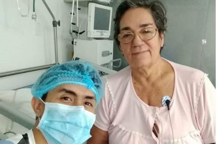 Jossimar Calvo en compañía de su madre antes de que ella entrara al quirófano. / Tomada de la cuenta de Instagram de Jossimar Calvo.